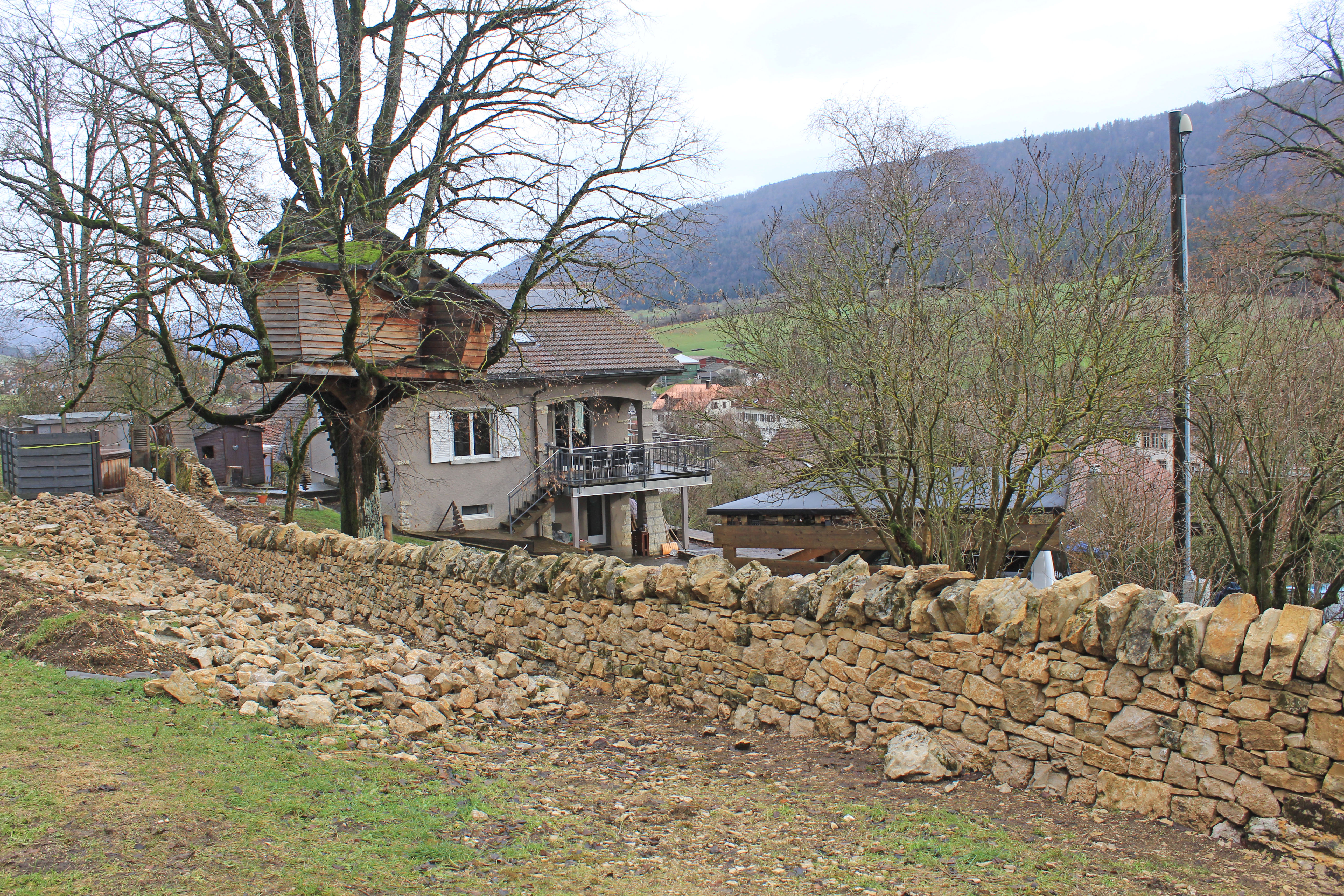 Murs en pierres sèches restaurés à Cormoret